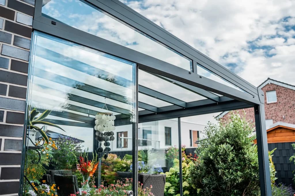 Glas-Schiebewände für die Terrasse — Kosten, Typen und Vorteile
