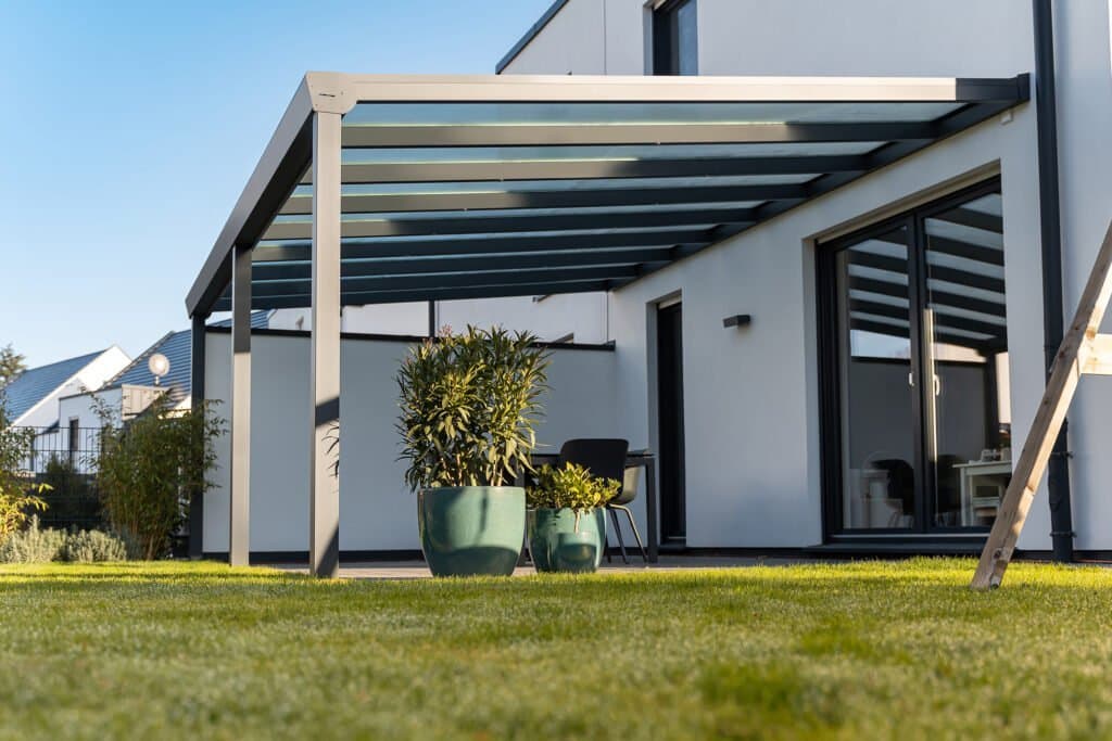 Terrassenüberdachung reinigen und pflegen — Leitfaden